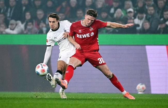 Fussball, Bundesliga, Deutschland, Herren, Saison 2025 2026, 10. Spieltag, Borussia Park Mönchengladbach, Bor. Mönchengladbach - 1. FC Köln; Florian Neuhaus (BMG), Marius Bülter (KOE). Aktion