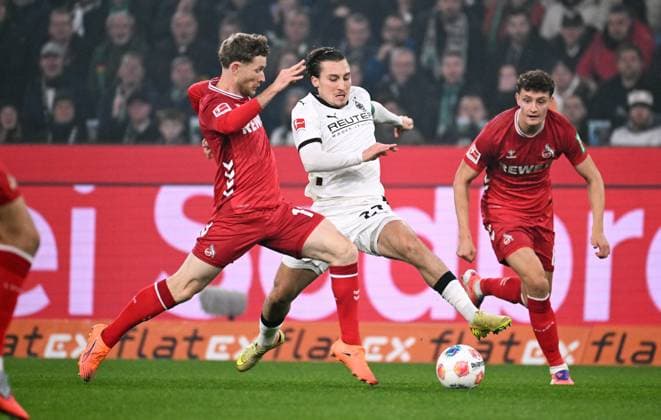 Fussball, Bundesliga, Deutschland, Herren, Saison 2025 2026, 10. Spieltag, Borussia Park Mönchengladbach, Bor. Mönchengladbach - 1. FC Köln; Florian Kainz (KOE), Rocco Reitz (BMG). Aktion