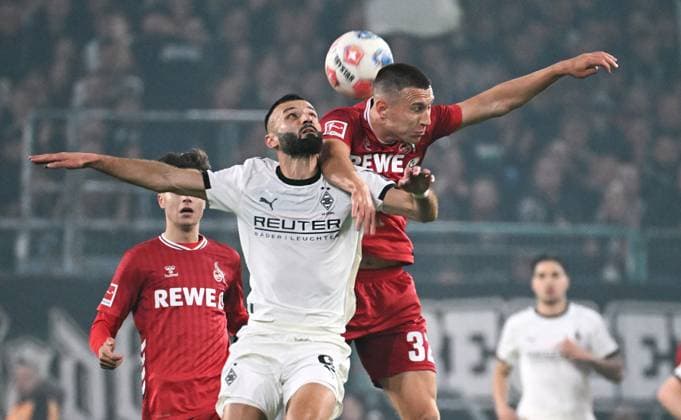 Fussball, Bundesliga, Deutschland, Herren, Saison 2025 2026, 10. Spieltag, Borussia Park Mönchengladbach, Bor. Mönchengladbach - 1. FC Köln; Franck Honorat (BMG), Kristoffer Lund (KOE). Aktion