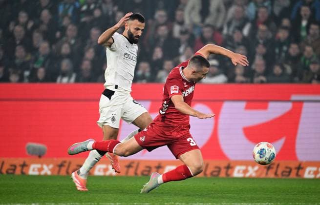 Fussball, Bundesliga, Deutschland, Herren, Saison 2025 2026, 10. Spieltag, Borussia Park Mönchengladbach, Bor. Mönchengladbach - 1. FC Köln; Franck Honorat (BMG), Kristoffer Lund (KOE). Aktion