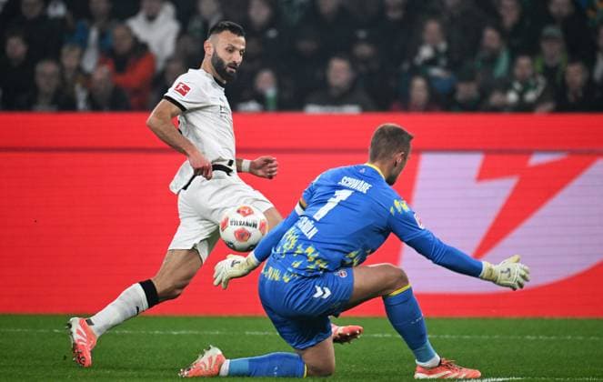 Fussball, Bundesliga, Deutschland, Herren, Saison 2025 2026, 10. Spieltag, Borussia Park Mönchengladbach, Bor. Mönchengladbach - 1. FC Köln; Franck Honorat (BMG), Marvin Schwäbe (KOE). Aktion