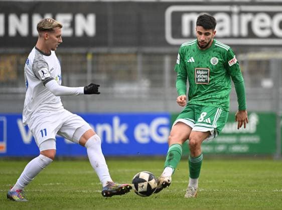 08.11.2025, xjhx, Fussball Regionalliga Suedwest, Bayern Alzenau - FC 08 Homburg v.l. Maximilian Brauburger (Bayern Alzenau), Miguel Goncalves (FC Homburg) (DFL DFB REGULATIONS PROHIBIT ANY USE OF PHOTOGRAPHS as IMAGE SEQUENCES and or QUASI-VIDEO) Alzenau