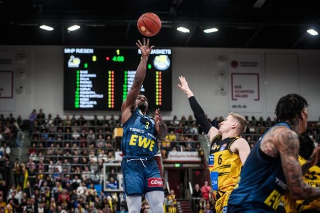 Chris Clemons (EWE Baskets Oldenburg, 03) vs. Johannes Patrick (MHP RIESEN Ludwigsburg, 06) GER, MHP Riesen Ludwigsburg - EWE Baskets Oldenburg, easycredit BBL, Basketball, Bundesliga, 7. Spieltag, Spielzeit 2025 2026, 08.11.2025 GER, MHP Riesen Ludwigsburg - EWE Baskets Oldenburg, easycredit BBL, Basketball, Bundesliga, 7. Spieltag, Spielzeit 2025 2026, 08.11.2025 Ludwigsburg Copyright: xSandyxDinkelackerx EP_SDR