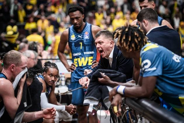 Predrag Krunic (EWE Baskets Oldenburg, Head-Coach) - Auszeit, deutliche Ansprache an das Team GER, MHP Riesen Ludwigsburg - EWE Baskets Oldenburg, easycredit BBL, Basketball, Bundesliga, 7. Spieltag, Spielzeit 2025 2026, 08.11.2025 GER, MHP Riesen Ludwigsburg - EWE Baskets Oldenburg, easycredit BBL, Basketball, Bundesliga, 7. Spieltag, Spielzeit 2025 2026, 08.11.2025 Ludwigsburg Copyright: xSandyxDinkelackerx EP_SDR