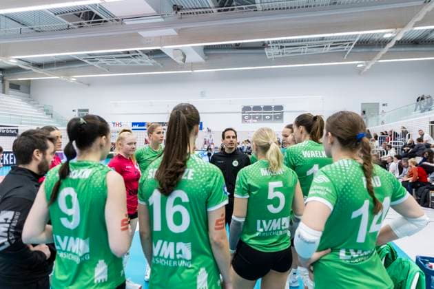 DVV-Pokal Achtelfinale Frauen: Schwarz-Weiss Erfurt vs. Schwarz-Weiss Erfurt vs. USC Münster; Erfurt; 08.11.2025 Matthias Pack (Trainer; USC Münster) und Mannschaft DVV-Pokal Achtelfinale Frauen: Schwarz-Weiss Erfurt vs. Schwarz-Weiss Erfurt vs. USC Münster; Riethsporthalle Erfurt; 08.11.2025 Copyright: xBEAUTIFULxSPORTS Duehringx