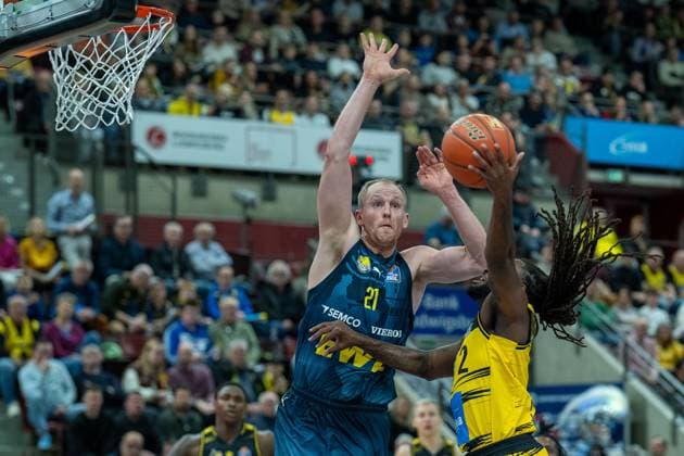 Seth Hinrichs (EWE Baskets Oldenburg, 21), Traveon Buchanan (MHP RIESEN Ludwigsburg, 02), GER, MHP RIESEN Ludwigsburg vs. EWE Baskets Oldenburg, easycredit BBL, Basketball, Bundesliga, 7. Spieltag, Spielzeit 2025 2026, 08.11.2025, GER, MHP RIESEN Ludwigsburg vs. EWE Baskets Oldenburg, easycredit BBL, Basketball, Bundesliga, 7. Spieltag, Spielzeit 2025 2026, 08.11.2025 Ludwigsburg Copyright: xEibner-Pressefoto SaschaxWaltherx EP_EER