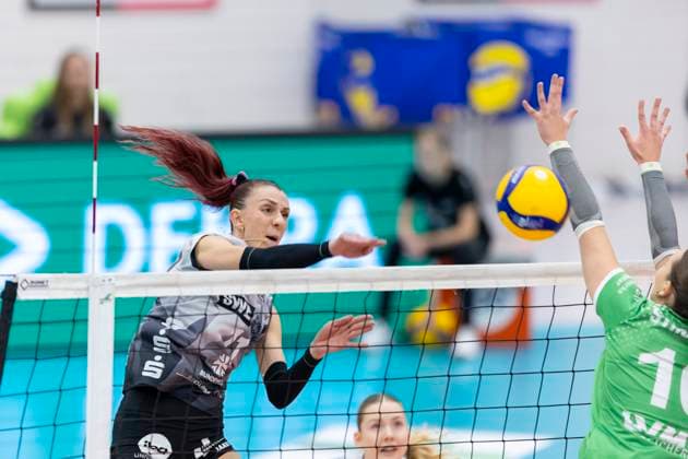 DVV-Pokal Achtelfinale Frauen: Schwarz-Weiss Erfurt vs. Schwarz-Weiss Erfurt vs. USC Münster; Erfurt; 08.11.2025 Isabel Kova?i? ( 11; Schwarz-Weiss Erfurt)gegen Amelie Strothoff ( 10; USC Münster) DVV-Pokal Achtelfinale Frauen: Schwarz-Weiss Erfurt vs. Schwarz-Weiss Erfurt vs. USC Münster; Riethsporthalle Erfurt; 08.11.2025 Copyright: xBEAUTIFULxSPORTS Duehringx