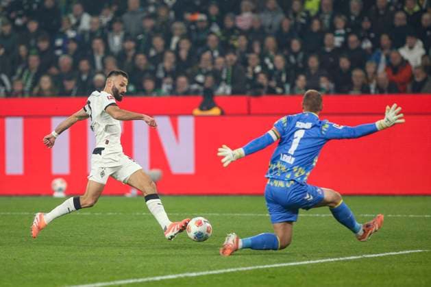 Mönchengladbach, Deutschland, 08.11.25: Franck Honorat (Borussia Mönchengladbach) und Marvin Schwäbe (1. FC Köln) im Kampf um den Ball waehrend des Spiels der Bundesliga zwischen Borussia Mönchengladbach vs 1. FC Köln im Stadion im Borussia Park Mönchengladbach Stadion im Borussia Park North Rhine-Westphalia Germany Copyright: xBrauer-Fotoagenturx xAdrianxSchlx