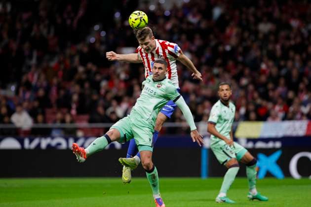 LA LIGA EA Sports - Atletico de Madrid vs Levante MADRID,SPAIN - 8 November:Alexander Sorloth of Atletico de Madrid and Adrian de la Fuente of Levante in action during the La Liga 2025 26 match between Atletico de Madrid and Levante at Riyadh Air Metropolitano Stadium. (Photo by Guille Martinez f22photo) Madrid Riyadh Air Metropolitano Stadium Spain Copyright: xGuillermoxMartinezx