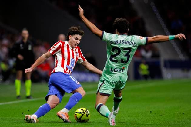 LA LIGA EA Sports - Atletico de Madrid vs Levante MADRID,SPAIN - 8 November:Julian Alvarez of Atletico de Madrid and Manu Sanchez of Levante in action during the La Liga 2025 26 match between Atletico de Madrid and Levante at Riyadh Air Metropolitano Stadium. (Photo by Guille Martinez f22photo) Madrid Riyadh Air Metropolitano Stadium Spain Copyright: xGuillermoxMartinezx