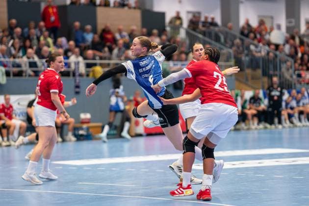 HSG Blomberg-Lippe (GER) vs. Valur Reykjavik (ISL), Handball, EHF European League Frauen, Qualifikationsrunde 3, 08.11.2025, Saision 2025 2026, Blomberg Nieke Kuehne (HSG Blomberg-Lippe, 09) im Torwurf Blomberg Sporthalle an der Ulmenallee Deutschland