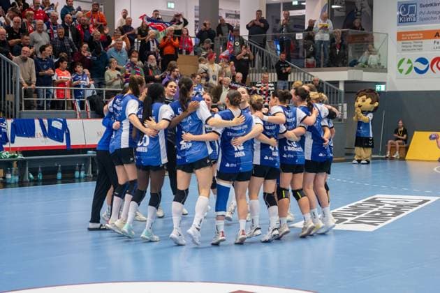 HSG Blomberg-Lippe (GER) vs. Valur Reykjavik (ISL), Handball, EHF European League Frauen, Qualifikationsrunde 3, 08.11.2025, Saision 2025 2026, Blomberg Die Spielerinnen der HSG Blomberg-Lippe (GER) jubeln nach dem Sieg Blomberg Sporthalle an der Ulmenallee Deutschland