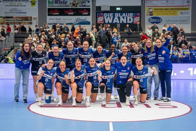 HSG Blomberg-Lippe (GER) vs. Valur Reykjavik (ISL), Handball, EHF European League Frauen, Qualifikationsrunde 3, 08.11.2025, Saision 2025 2026, Blomberg Die Spielerinnen der HSG Blomberg-Lippe (GER) jubeln nach dem Sieg Blomberg Sporthalle an der Ulmenallee Deutschland