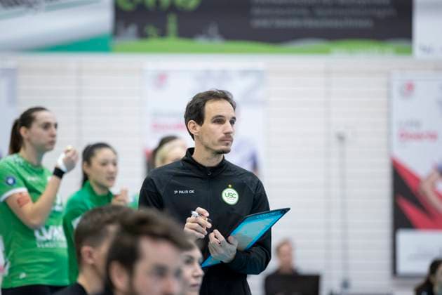 DVV-Pokal Achtelfinale Frauen: Schwarz-Weiss Erfurt vs. Schwarz-Weiss Erfurt vs. USC Münster; Erfurt; 08.11.2025 Matthias Pack (Trainer; USC Münster) DVV-Pokal Achtelfinale Frauen: Schwarz-Weiss Erfurt vs. Schwarz-Weiss Erfurt vs. USC Münster; Riethsporthalle Erfurt; 08.11.2025 Copyright: xBEAUTIFULxSPORTS Duehringx