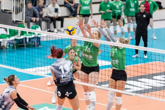 DVV-Pokal Achtelfinale Frauen: Schwarz-Weiss Erfurt vs. Schwarz-Weiss Erfurt vs. USC Münster; Erfurt; 08.11.2025 Isabel Kova?i? ( 11; Schwarz-Weiss Erfurt) gegen Diane Seybering und Isabel Rebecca Martin ( 17; USC Münster)(rechts) DVV-Pokal Achtelfinale Frauen: Schwarz-Weiss Erfurt vs. Schwarz-Weiss Erfurt vs. USC Münster; Riethsporthalle Erfurt; 08.11.2025 Copyright: xBEAUTIFULxSPORTS Duehringx
