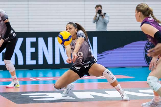 DVV-Pokal Achtelfinale Frauen: Schwarz-Weiss Erfurt vs. Schwarz-Weiss Erfurt vs. USC Münster; Erfurt; 08.11.2025 Kinga Szücs ( 10; Schwarz-Weiss Erfurt) DVV-Pokal Achtelfinale Frauen: Schwarz-Weiss Erfurt vs. Schwarz-Weiss Erfurt vs. USC Münster; Riethsporthalle Erfurt; 08.11.2025 Copyright: xBEAUTIFULxSPORTS Duehringx