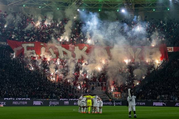 08.11.2025, Fussball: 1. Bundesliga, Saison 2025 2026, 10. Spieltag, Borussia Moenchengladbach - 1. FC Koeln im Borussia-Park in Moenchengladbach. Im Gaesteblock wird gezuendelt. Wichtiger Hinweis: Gemaess den Vorgaben der DFL Deutsche Fussball Liga bzw. des DFB Deutscher Fussball-Bund ist es untersagt, in dem Stadion und oder vom Spiel angefertigte Fotoaufnahmen in Form von Sequenzbildern und oder videoaehnlichen Fotostrecken zu verwerten bzw. verwerten zu lassen. Foto: Kirchner-Media Thomas Haesler Copyright: xKirchner-Media ThomasxHaeslerx