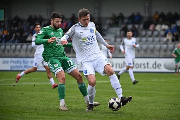 08.11.2025, xjhx, Fussball Regionalliga Suedwest, Bayern Alzenau - FC 08 Homburg v.l. Miguel Goncalves (FC Homburg), Marcel Wilke (Bayern Alzenau) (DFL DFB REGULATIONS PROHIBIT ANY USE OF PHOTOGRAPHS as IMAGE SEQUENCES and or QUASI-VIDEO) Alzenau