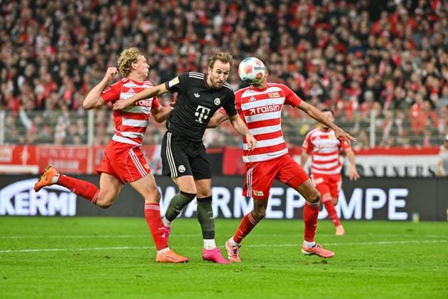 Bundesliga; 1. FC Union Berlin - FC Bayern München; 08.11.2025 berlin, DEUTSCHLAND - 8. NOVEMBER: im Duell Leopold QUERFELD (Union Berlin 14) und Harry KANE (FC Bayern Munich 9) und Danilho DOEKHI (Union Berlin 5) während dem Bundesligamatch zwischen dem 1. FC Union Berlin und dem FC Bayern München am 10. Spieltag im Stadion an der alten Försterei am 8. November 2025 in Berlin, Germany DFL REGULATIONS PROHIBIT ANY USE OF PHOTOGRAPHS AS IMAGE SEQUENCES AND OR QUASI-VIDEO Copyright: xBEAUTIFULxSPORTS Goldbergx