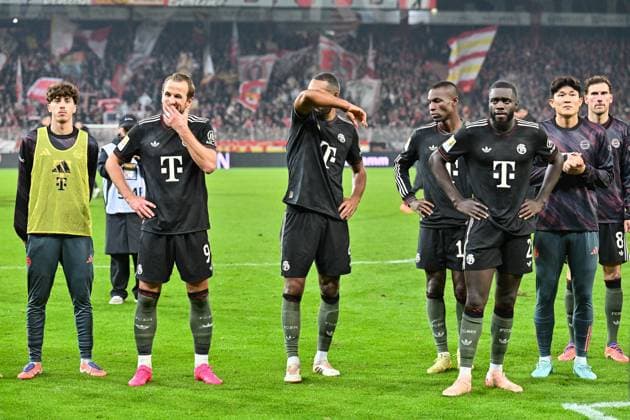 Bundesliga; 1. FC Union Berlin - FC Bayern München; 08.11.2025 BERLIN, DEUTSCHLAND - 8. NOVEMBER: nach der Partie bedanken sich die Spieler des FCB bei den mitgereisten Fans - Harry KANE (FC Bayern Munich 9), Jonathan TAH (FC Bayern Munich 4), Nicolas JACKSON (FC Bayern Munich 11), Dayot UPAMECANO (FC Bayern Munich 2), Minjae KIM (FC Bayern Munich 3), Leon GORETZKA (FC Bayern Munich 8) - während dem Bundesligamatch zwischen dem 1. FC Union Berlin und dem FC Bayern München am 10. Spieltag im Stadion an der alten Försterei am 8. November 2025 in Berlin, Germany DFL REGULATIONS PROHIBIT ANY USE OF PHOTOGRAPHS AS IMAGE SEQUENCES AND OR QUASI-VIDEO Copyright: xBEAUTIFULxSPORTS Goldbergx