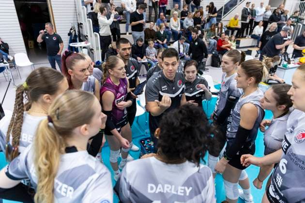 DVV-Pokal Achtelfinale Frauen: Schwarz-Weiss Erfurt vs. Schwarz-Weiss Erfurt vs. USC Münster; Erfurt; 08.11.2025 Paplo Sánchez (Trainer; Schwarz-Weiss Erfurt) und Mannschaft DVV-Pokal Achtelfinale Frauen: Schwarz-Weiss Erfurt vs. Schwarz-Weiss Erfurt vs. USC Münster; Riethsporthalle Erfurt; 08.11.2025 Copyright: xBEAUTIFULxSPORTS Duehringx