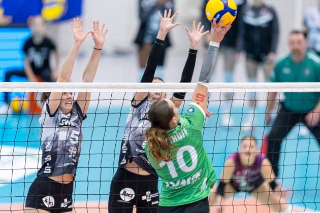 DVV-Pokal Achtelfinale Frauen: Schwarz-Weiss Erfurt vs. Schwarz-Weiss Erfurt vs. USC Münster; Erfurt; 08.11.2025 Emilie Respaut ( 5; Schwarz-Weiss Erfurt) (links) und Elizabeth Sandbothe ( 2; Schwarz-Weiss Erfurt) gegen Amelie Strothoff ( 10; USC Münster) DVV-Pokal Achtelfinale Frauen: Schwarz-Weiss Erfurt vs. Schwarz-Weiss Erfurt vs. USC Münster; Riethsporthalle Erfurt; 08.11.2025 Copyright: xBEAUTIFULxSPORTS Duehringx