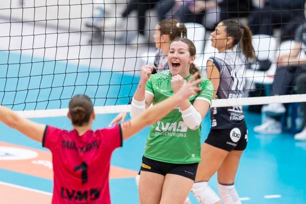 DVV-Pokal Achtelfinale Frauen: Schwarz-Weiss Erfurt vs. Schwarz-Weiss Erfurt vs. USC Münster; Erfurt; 08.11.2025 Jubel, Brianna Ford ( 14; USC Münster) und Pippa Molenaar ( 1; USC Münster) DVV-Pokal Achtelfinale Frauen: Schwarz-Weiss Erfurt vs. Schwarz-Weiss Erfurt vs. USC Münster; Riethsporthalle Erfurt; 08.11.2025 Copyright: xBEAUTIFULxSPORTS Duehringx