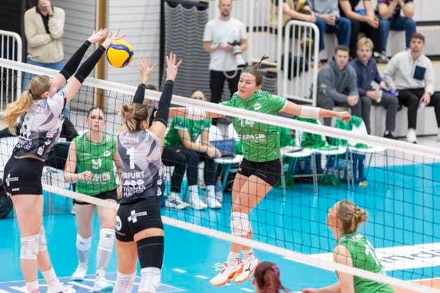 DVV-Pokal Achtelfinale Frauen: Schwarz-Weiss Erfurt vs. Schwarz-Weiss Erfurt vs. USC Münster; Erfurt; 08.11.2025 Lea Feistritzer ( 8; Schwarz-Weiss Erfurt) (links) und Alina Zellin ( 1; Schwarz-Weiss Erfurt) gegen Brianna Ford ( 14; USC Münster) DVV-Pokal Achtelfinale Frauen: Schwarz-Weiss Erfurt vs. Schwarz-Weiss Erfurt vs. USC Münster; Riethsporthalle Erfurt; 08.11.2025 Copyright: xBEAUTIFULxSPORTS Duehringx