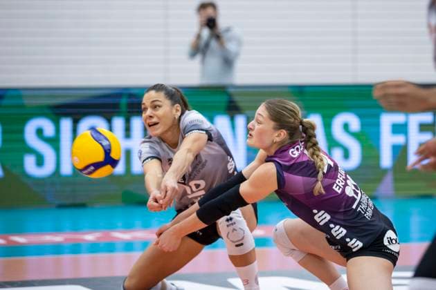 DVV-Pokal Achtelfinale Frauen: Schwarz-Weiss Erfurt vs. Schwarz-Weiss Erfurt vs. USC Münster; Erfurt; 08.11.2025 Kinga Szücs ( 10; Schwarz-Weiss Erfurt) (links) und Lotte Goertz ( 4; Schwarz-Weiss Erfurt) (rechts) DVV-Pokal Achtelfinale Frauen: Schwarz-Weiss Erfurt vs. Schwarz-Weiss Erfurt vs. USC Münster; Riethsporthalle Erfurt; 08.11.2025 Copyright: xBEAUTIFULxSPORTS Duehringx
