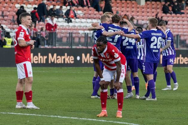 Cottbus, Deutschland 08. November 2025: 3. Liga - 2025 2026 - FC Energie Cottbus vs. VfL Osnabrück Im Bild: Der VfL Osnabrück jubelt über den Sieg, vorne enttäuscht v.l. Erik Engelhardt (Energie Cottbus) und Anderson Lucoqui (Energie Cottbus) DFB regulations prohibit any use of photographs as image sequences and or quasi-video. LEAG Energie Stadion Brandenburg Copyright: xFotostandx xWeilandx
