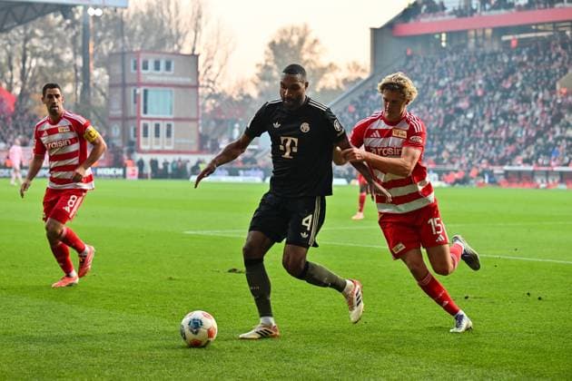 Bundesliga; 1. FC Union Berlin - FC Bayern München; 08.11.2025 Berlin, DEUTSCHLAND - 8. NOVEMBER: im Duell Jonathan TAH (FC Bayern Munich 4) und Tom ROTHE (Union Berlin 15) während dem Bundesligamatch zwischen dem 1. FC Union Berlin und dem FC Bayern München am 10. Spieltag im Stadion an der alten Försterei am 8. November 2025 in Berlin, Germany DFL REGULATIONS PROHIBIT ANY USE OF PHOTOGRAPHS AS IMAGE SEQUENCES AND OR QUASI-VIDEO Copyright: xBEAUTIFULxSPORTS Goldbergx