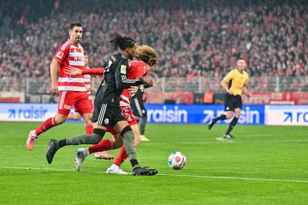 Bundesliga; 1. FC Union Berlin - FC Bayern München; 08.11.2025 Berlin, DEUTSCHLAND - 8. NOVEMBER: im Duell Michael OLISE (FC Bayern Munich 17) und Alex KRAL (Union Berlin 33) während dem Bundesligamatch zwischen dem 1. FC Union Berlin und dem FC Bayern München am 10. Spieltag im Stadion an der alten Försterei am 8. November 2025 in Berlin, Germany DFL REGULATIONS PROHIBIT ANY USE OF PHOTOGRAPHS AS IMAGE SEQUENCES AND OR QUASI-VIDEO - Rani KHEDIRA (Union Berlin 8) Copyright: xBEAUTIFULxSPORTS Goldbergx