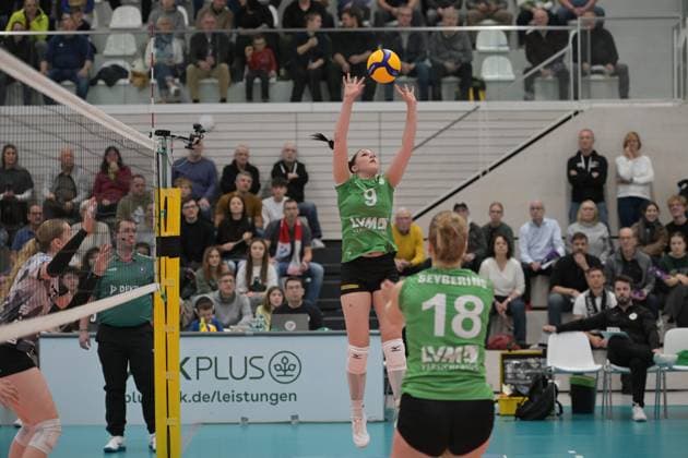 RECORD DATE NOT STATED Emilia Jordan (9; USC Münster) stellt den Ball, während Diane Seybering (18; USC Münster) in Annahmeposition ist Emilia Jordan (9; USC Münster) stellt den Ball Copyright: xSpeedshotx