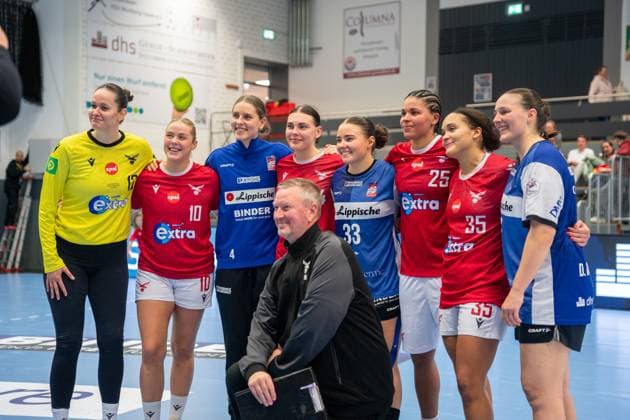 HSG Blomberg-Lippe (GER) vs. Valur Reykjavik (ISL), Handball, EHF European League Frauen, Qualifikationsrunde 3, 08.11.2025, Saision 2025 2026, Blomberg Spielerinnen der HSG Blomberg-Lippe (GER) und Valur Reykjavik (ISL) Blomberg Sporthalle an der Ulmenallee Deutschland
