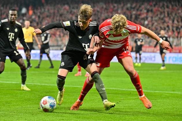 Bundesliga; 1. FC Union Berlin - FC Bayern München; 08.11.2025 BERLIN, DEUTSCHLAND - 8. NOVEMBER: im Duell Lennart KARL (FC Bayern Munich 42) und Leopold QUERFELD (Union Berlin 14) während dem Bundesligamatch zwischen dem 1. FC Union Berlin und dem FC Bayern München am 10. Spieltag im Stadion an der alten Försterei am 8. November 2025 in Berlin, Germany DFL REGULATIONS PROHIBIT ANY USE OF PHOTOGRAPHS AS IMAGE SEQUENCES AND OR QUASI-VIDEO Copyright: xBEAUTIFULxSPORTS Goldbergx