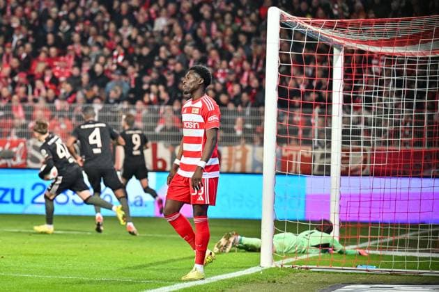 Bundesliga; 1. FC Union Berlin - FC Bayern München; 08.11.2025 berlin, DEUTSCHLAND - 8. NOVEMBER: nach dem Ausgleich zum 2-2 von Harry KANE (FC Bayern Munich 9) ist Derrick KÖHN (Union Berlin 39) und Frederik RÖNNOW (Union Berlin 1) enttäsucht - Tor Torschuetze Freude Happy - während dem Bundesligamatch zwischen dem 1. FC Union Berlin und dem FC Bayern München am 10. Spieltag im Stadion an der alten Försterei am 8. November 2025 in Berlin, Germany DFL REGULATIONS PROHIBIT ANY USE OF PHOTOGRAPHS AS IMAGE SEQUENCES AND OR QUASI-VIDEO Copyright: xBEAUTIFULxSPORTS Goldbergx