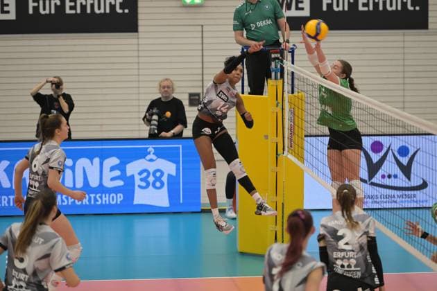 RECORD DATE NOT STATED Brianna Ford (14; USC Münster) schmettert, während Elizabeth Sandbothe (2; Schwarz-Weiß Erfurt) am Netz blockt Brianna Ford (14; USC Münster) schmettert, Elizabeth Sandbothe (2; Schwarz-Weiß Erfurt) blockt Copyright: xSpeedshotx