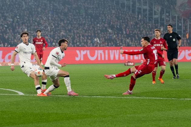 08.11.2025, Fussball: 1. Bundesliga, Saison 2025 2026, 10. Spieltag, Borussia Moenchengladbach - 1. FC Koeln im Borussia-Park in Moenchengladbach. Joe Scally (Borussia Moenchengladbach, 29) kann den Schuss von Said El Mala (1. FC Koeln, 13) nicht blocken. Wichtiger Hinweis: Gemaess den Vorgaben der DFL Deutsche Fussball Liga bzw. des DFB Deutscher Fussball-Bund ist es untersagt, in dem Stadion und oder vom Spiel angefertigte Fotoaufnahmen in Form von Sequenzbildern und oder videoaehnlichen Fotostrecken zu verwerten bzw. verwerten zu lassen. Foto: Kirchner-Media Thomas Haesler Copyright: xKirchner-Media ThomasxHaeslerx