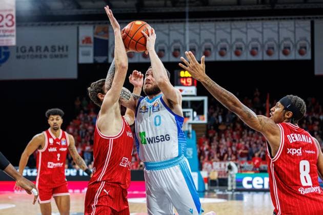 Richard Balint (BMA365 Bamberg Baskets, 11), Logan Johnson (Frankfurt Skyliners, 00), Demarcus Demonia (BMA365 Bamberg Baskets, 08), BMA365 Bamberg Baskets vs. Frankfurt Skyliners, Basketball, easyCredit BBL, 7. Spieltag, 08.11.2025 BMA365 Bamberg Baskets vs. Frankfurt Skyliners, Basketball, easyCredit BBL, 7. Spieltag, 08.11.2025 Bamberg Copyright: xEibner-Pressefoto G.xSantemizx EP_EER