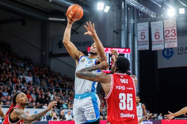 Jaedon Le Dee (Frankfurt Skyliners, 13), Ejiofor Onu (BMA365 Bamberg Baskets, 35), BMA365 Bamberg Baskets vs. Frankfurt Skyliners, Basketball, easyCredit BBL, 7. Spieltag, 08.11.2025 BMA365 Bamberg Baskets vs. Frankfurt Skyliners, Basketball, easyCredit BBL, 7. Spieltag, 08.11.2025 Bamberg Copyright: xEibner-Pressefoto G.xSantemizx EP_EER