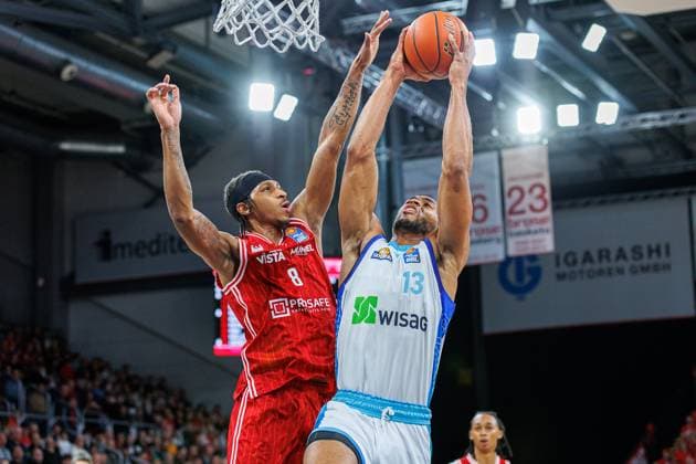 Demarcus Demonia (BMA365 Bamberg Baskets, 08), Jaedon Le Dee (Frankfurt Skyliners, 13), BMA365 Bamberg Baskets vs. Frankfurt Skyliners, Basketball, easyCredit BBL, 7. Spieltag, 08.11.2025 BMA365 Bamberg Baskets vs. Frankfurt Skyliners, Basketball, easyCredit BBL, 7. Spieltag, 08.11.2025 Bamberg Copyright: xEibner-Pressefoto G.xSantemizx EP_EER