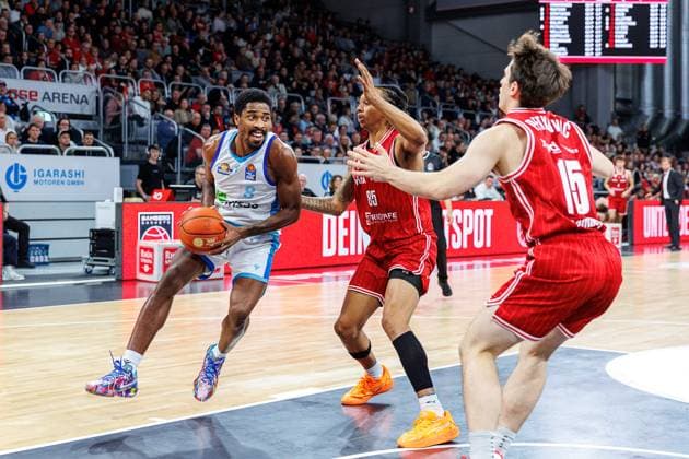 William Christmas (Frankfurt Skyliners, 08), Austin Crowley (BMA365 Bamberg Baskets, 85), Adrian Petkovic (BMA365 Bamberg Baskets, 15), BMA365 Bamberg Baskets vs. Frankfurt Skyliners, Basketball, easyCredit BBL, 7. Spieltag, 08.11.2025 BMA365 Bamberg Baskets vs. Frankfurt Skyliners, Basketball, easyCredit BBL, 7. Spieltag, 08.11.2025 Bamberg Copyright: xEibner-Pressefoto G.xSantemizx EP_EER