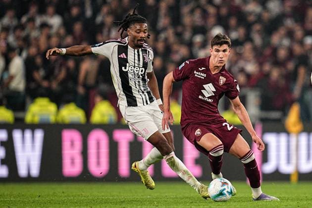Juventus Khephren Thuram fights for the ball with Torino™s Cesare Casadei during the Serie A soccer match between Juventus and Torino at the Allianz Stadium in Turin, north west Italy - Saturday, Nov. 8, 2025. - Soccer .  Copyright: xMarcoxAlpozzi LaPressex