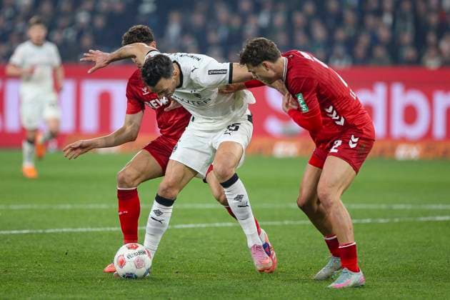Mönchengladbach, Deutschland, 08.11.25: Eric Martel (1. FC Köln), Haris Tabakovic (Borussia Mönchengladbach) und Joel Schmied (1. FC Köln) im Kampf um den Ball waehrend des Spiels der Bundesliga zwischen Borussia Mönchengladbach vs 1. FC Köln im Stadion im Borussia Park Mönchengladbach Stadion im Borussia Park North Rhine-Westphalia Germany Copyright: xBrauer-Fotoagenturx xAdrianxSchlx