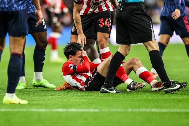 Premier League Sunderland v Arsenal Enzo Le FÃ e of Sunderland injured after a head injury during the Premier League match Sunderland vs Arsenal at Stadium Of Light, Sunderland, United Kingdom, 8th November 2025 (Photo by Alfie Cosgrove News Images) Sunderland Stadium Of Light Tyne and Wear United Kingdom Copyright: xAlfiexCosgrove NewsxImagesx