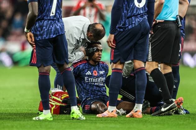 Premier League Sunderland v Arsenal Jurrien Timber of Arsenal receives treatment for a head injury during the Premier League match Sunderland vs Arsenal at Stadium Of Light, Sunderland, United Kingdom, 8th November 2025 (Photo by Alfie Cosgrove News Images) Sunderland Stadium Of Light Tyne and Wear United Kingdom Copyright: xAlfiexCosgrove NewsxImagesx