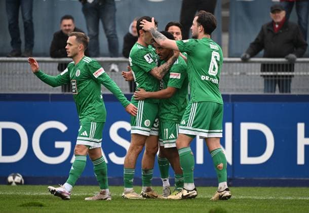 08.11.2025, xjhx, Fussball Regionalliga Suedwest, Bayern Alzenau - FC 08 Homburg v.l. Ken Mata (FC Homburg) celebrate the goal, Der Torjubel zum 0:1 (DFL DFB REGULATIONS PROHIBIT ANY USE OF PHOTOGRAPHS as IMAGE SEQUENCES and or QUASI-VIDEO) Alzenau
