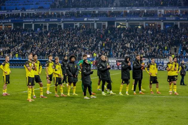 Enttäuschung bei den Dortmundern ( BVB ) Deutschland , Hamburg , Volksparkstadion , Fussball , 1. Bundesliga , Hamburger SV - Borussia Dortmund