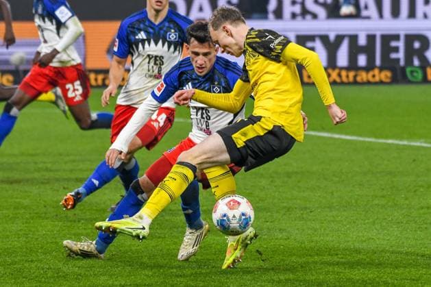 Capaldo Nicolás ( HSV ) 14 Maximilian Beier ( BVB ) Deutschland , Hamburg , Volksparkstadion , Fussball , 1. Bundesliga , Hamburger SV - Borussia Dortmund