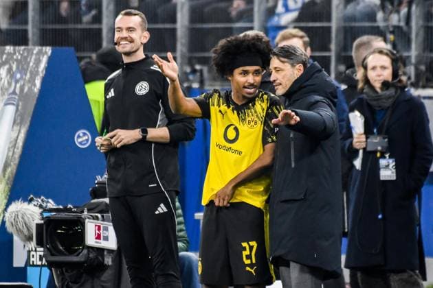 Einwechslung 27 Karim Adeyemi Niko Kovac Trainer ( BVB ) Deutschland , Hamburg , Volksparkstadion , Fussball , 1. Bundesliga , Hamburger SV - Borussia Dortmund